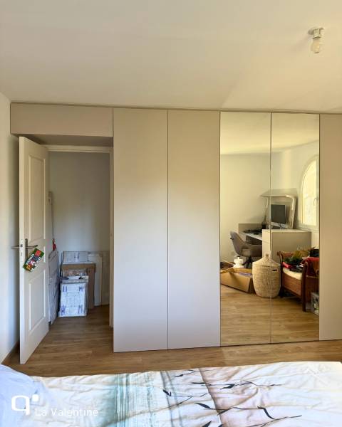 Dressing tout hauteur qui encadre la porte sur mesure près de La Ciotat