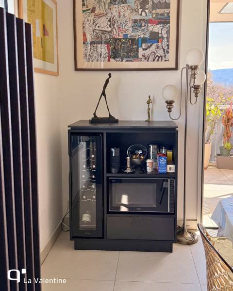 Rangement d'une cave à vin sur mesure dans un meuble de salon à Marseille 13008