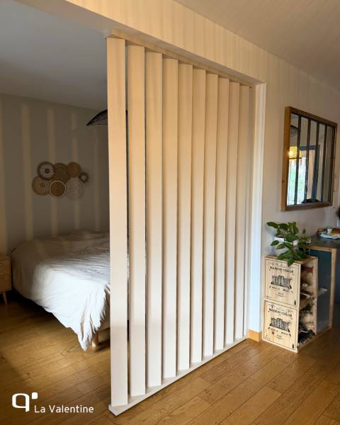 Séparation claustra en bois d'une chambre et du salon à marseille 13012