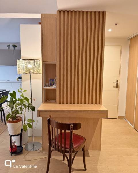 Coin bureau avec claustra en bois et rangement pour un petit espace à marseille 13007