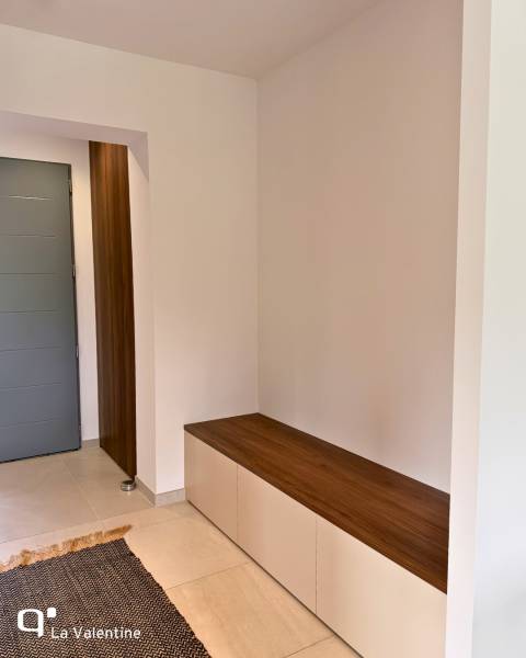 Entrée sur mesure avec meuble et blanc à chaussure intégrée à Marseille