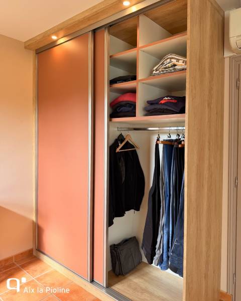 Aménagement d'un dressing portes coulissantes dans une chambre parentale en Terracotta à Aix