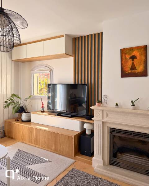 Mur TV sur mesure avec partie haute et claustra bois à Velaux