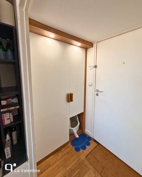 Entrée sur mesure pour petits espaces avec une niche pour le chat à La Cité Radieuse du Corbusier à Marseille
