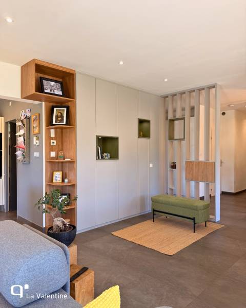 Espace séjour sur mesure multifonction : entrée et bibliothèque design à Allauch