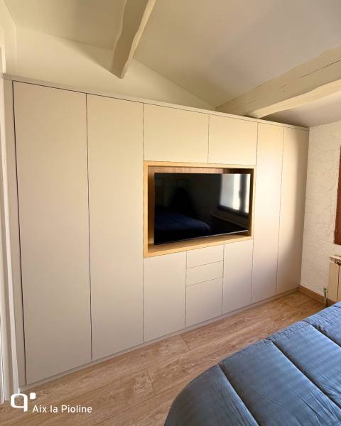 Dressing sur mesure pour un petit espace dans un studio à Velaux près d'Aix en Provence