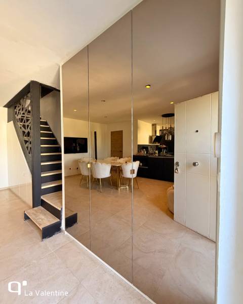 Une entrée sur mesure avec façades miroir fumé à Marseille 13ème