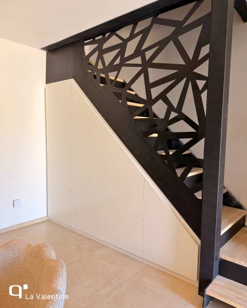 Un aménagement sous escalier sur mesure dans le 13ᵉ arrondissement de Marseille