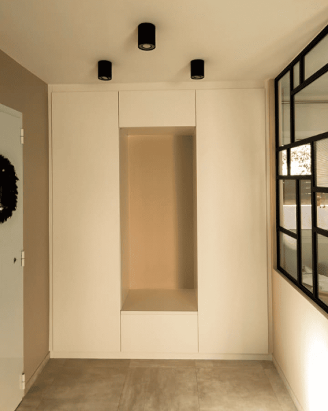 Optimisez votre Espace d'Entrée avec un Meuble sur Mesure, Fonctionnel et Élégant à Aix en Provence.