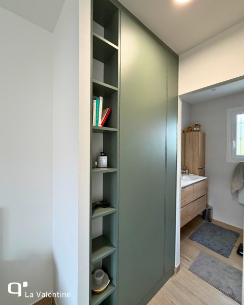 Meuble de rangement sur mesure encastré dans une niche d'une chambre parentale à Marseille 13011