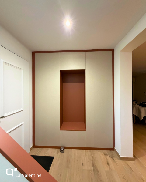 Entrée tout hauteur sur mesure terracotta avec banquette intégrée à Marseille 13011