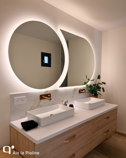 Des miroirs sur mesure avec éclairage LED pour sublimer une salle de bain à Aix La Pioline