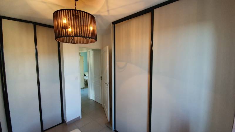 Transformer un dressing ouvert en placard sur-mesure fermé à Saint-Cyr-Sur-Mer