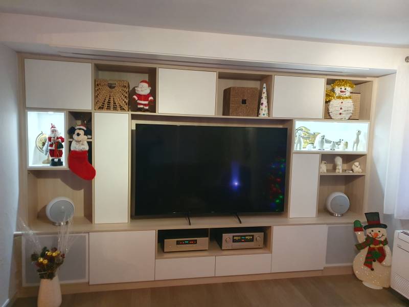 Créer un rangement dans votre salon en intégrant votre télé dans votre maison de Marseille