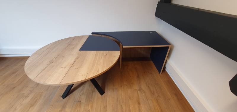 table de réunion transformée en bureau d’appoint par JVB Agencement-Quadro