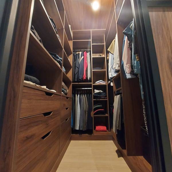 Dressing sur-mesure bois teinte foncé Aix en provence