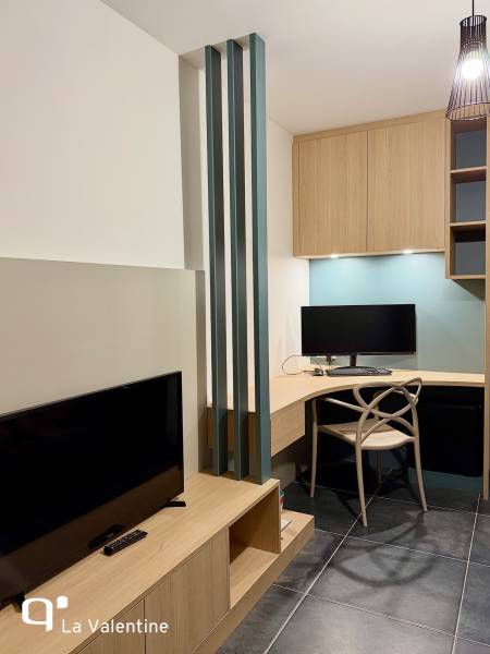 Espace bureau pour télétravail et meuble TV avec une séparation claustra dans une chambre à Marseille 13012