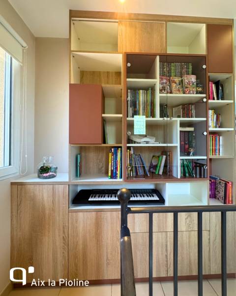 Bibliothèque sur mesure bois et terracotta avec vitrine élégante à Eguilles