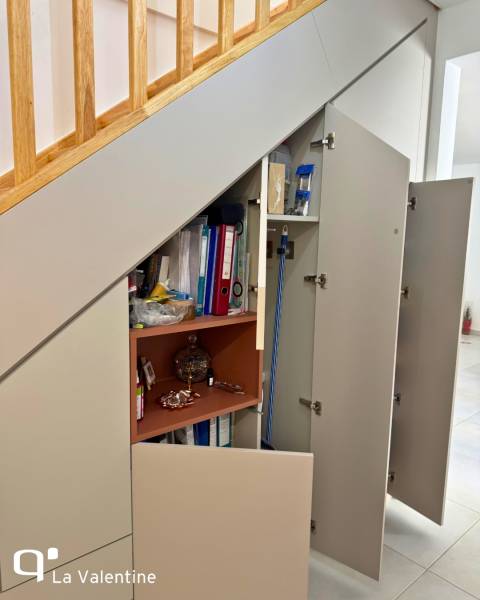 Aménagement d'un sous escalier sur mesure beige à Marseille 9ème