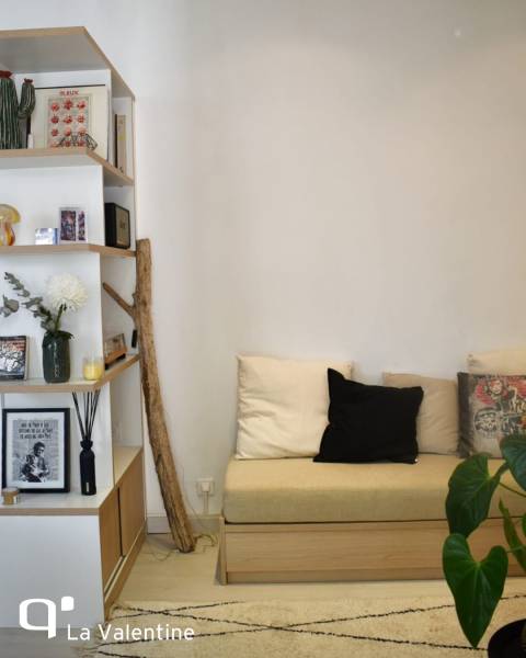 Coin cocooning avec banquette sur mesure et bibliothèque ouverte à Marseille centre