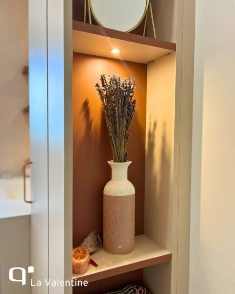 Salle de bain sur mesure avec niches éclairées, poignées et rangement à Marseille La Valentine
