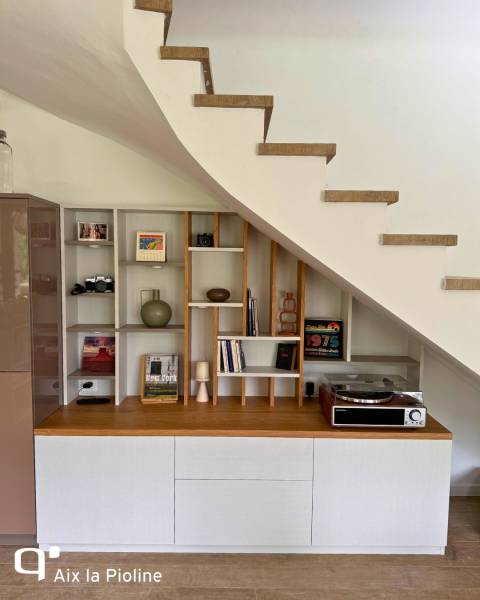 Sous-escalier et meuble d'entrée bois et blanc sur mesure à Aix en Provence