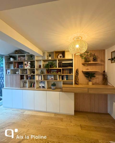 Bibliothèque sur mesure avec bureau intégré bois clair à Aix en Provence