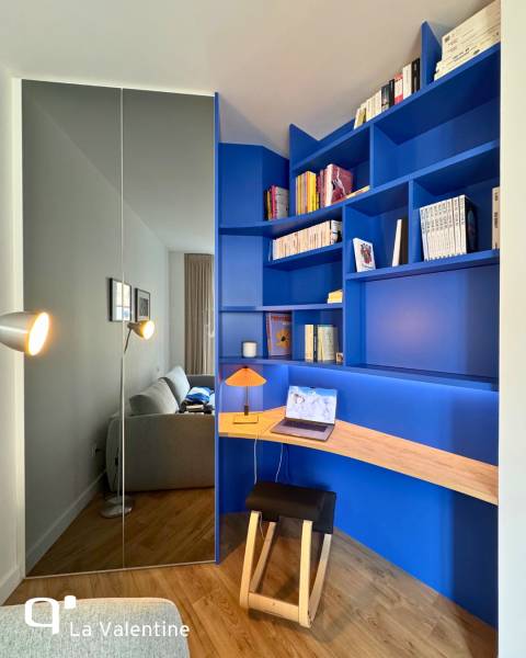 Bureau sur mesure bleu électrique pour télétravail avec placard portes miroirs à Marseille 6ème