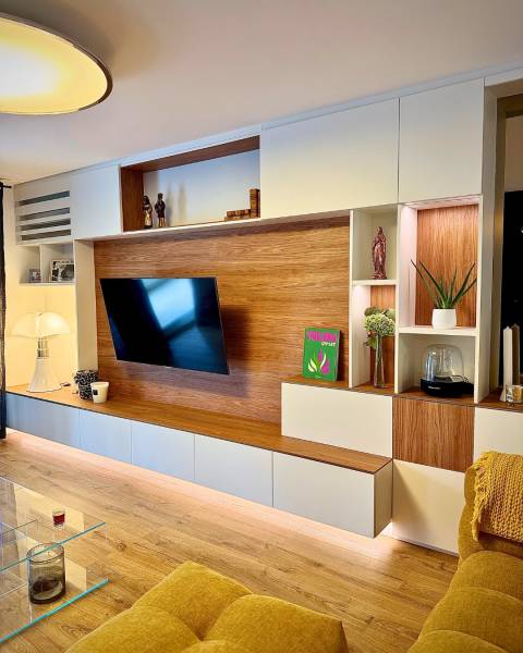 Salon sur mesure avec un mur TV bois et blanc mat à Marseille 13012