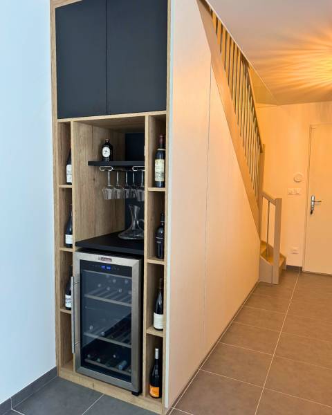 Entrée sous-escaliers sur mesure avec cave à vin intégré à Aix en Provence