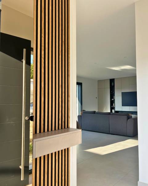 Entrée contemporaine sur-mesure avec claustra en lames verticales à Marseille
