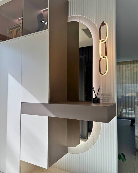 Meuble d'entrée sur mesure avec miroir arrondi et portes vitrées à Aix en Provence