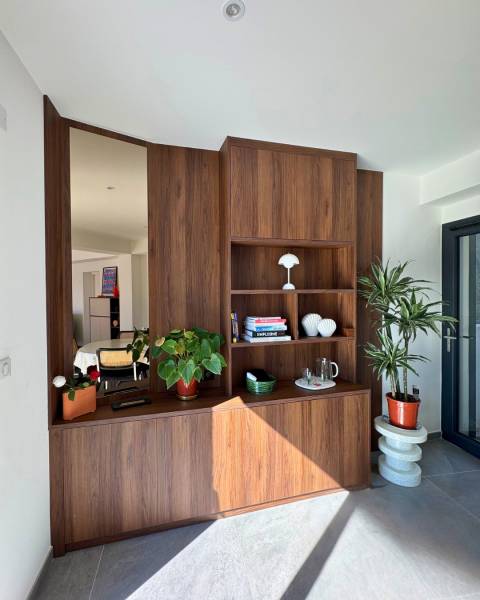 Meuble de séjour sur-mesure entièrement noyer brun avec miroir bronze à Marseille 13012