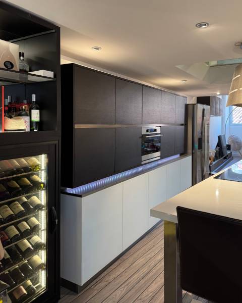 Cuisine sur mesure avec éclairage et rangements intégrés couleur noir et blanc à Marseille centre