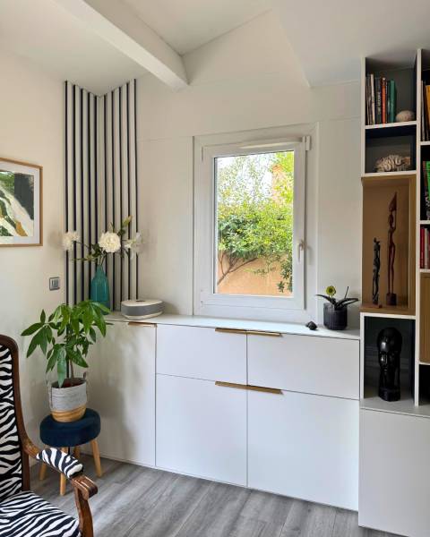 Bibliothèque sur-mesure et claustra décoratif avec bar intégré à Marseille 13012