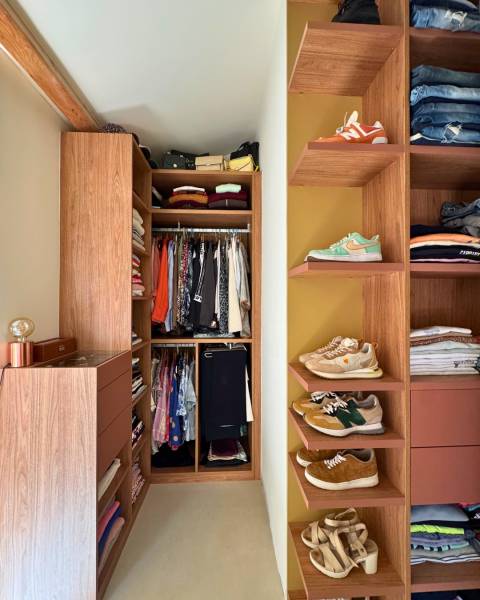 Dressing ouvert tout hauteur sur mesure moutarde et terracotta au Plan d'Aups