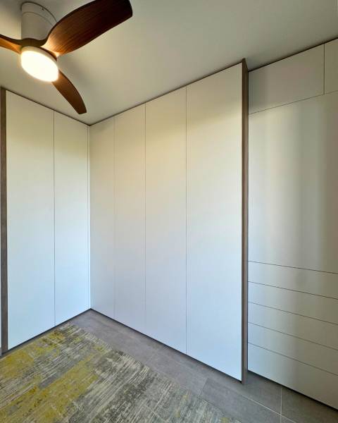 Dressing d'angle sur mesure avec portes battantes sans poignées à Marseille 13009