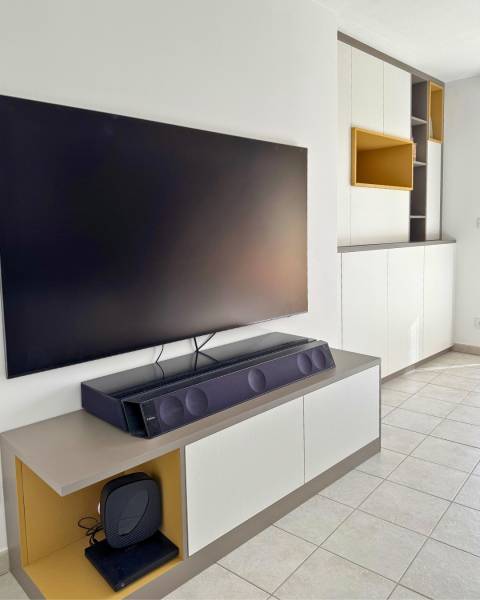 Meuble TV et rangement mural sur mesure moutarde, gris et blanc à Aix en Provence