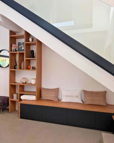 Sous-escaliers sur-mesure avec composition partielle noyer doré et noir mat à Aix-en-Provence