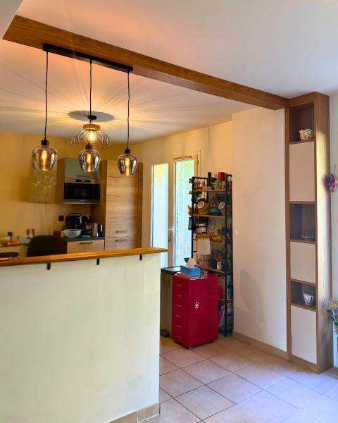 Séparation entre cuisine et séjour avec une poutre au plafond en bois et une colonne ouverte et fermée à Fuveau