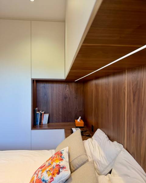 Chambre sur mesure qui allie dressing et tête de lit avec éclairage dans les tons clairs et chaleureux à Aix centre