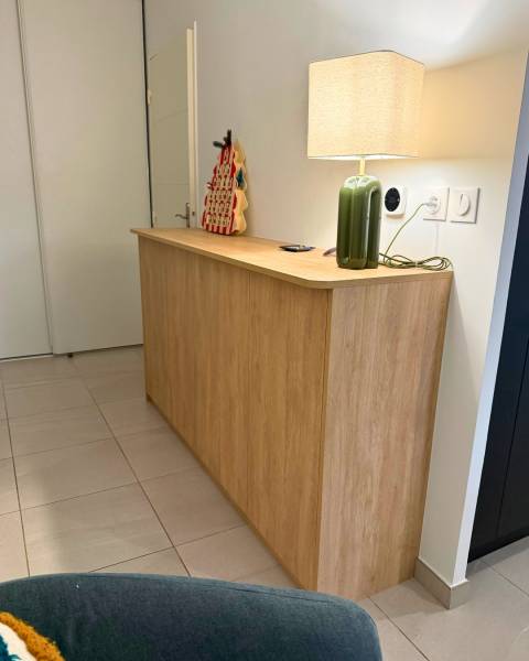 Réalisation de ce meuble d'entrée / couloir sur mesure dans les tons bois clairs à Marseille 13011