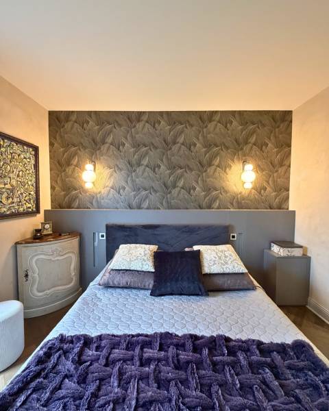 Voici une tête de lit sur mesure avec du rangement et de l'éclairage à Saint-Cyr