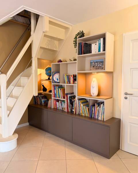 Sous escaliers sur mesure et bibliothèque avec rangements fermés et niches ouvertes à Velaux
