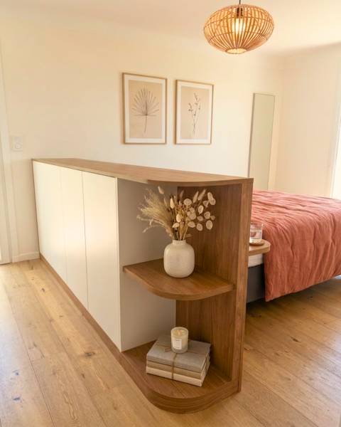 Une tête de lit sur mesure multifonction pour une chambre élégante et optimisée à Aubagne