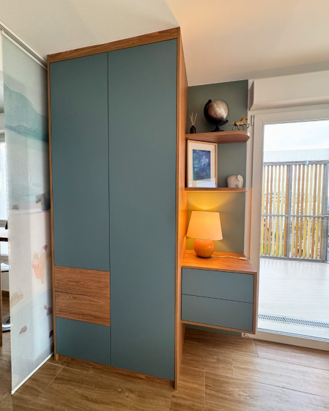 Un dressing sur mesure bleu et bois pour un intérieur élégant à La Joliette