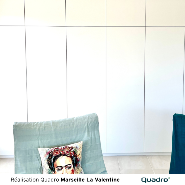 Dressing sur-mesure par QuadroLaValentine avec portes effet cuir blanc et intérieur aubergine