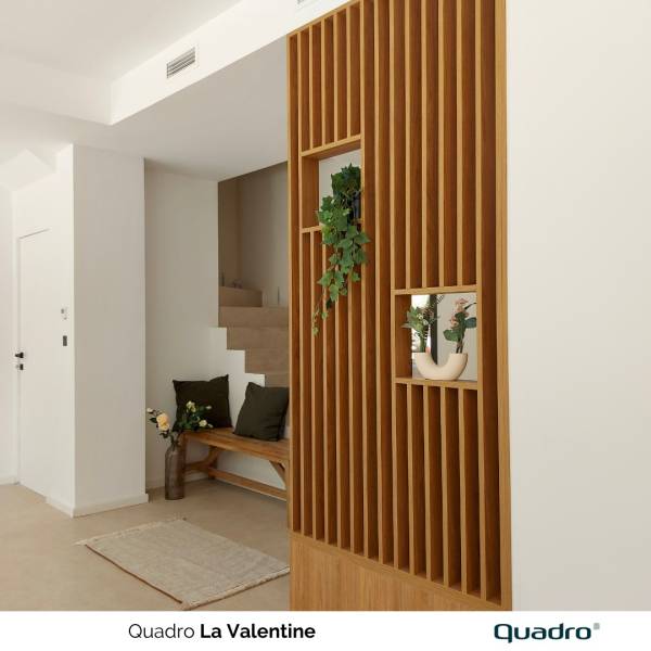 Claustra en bois contemporain dans une entrée épurée chez JVB Agencement-Quadro à Aix-en-Provence.
