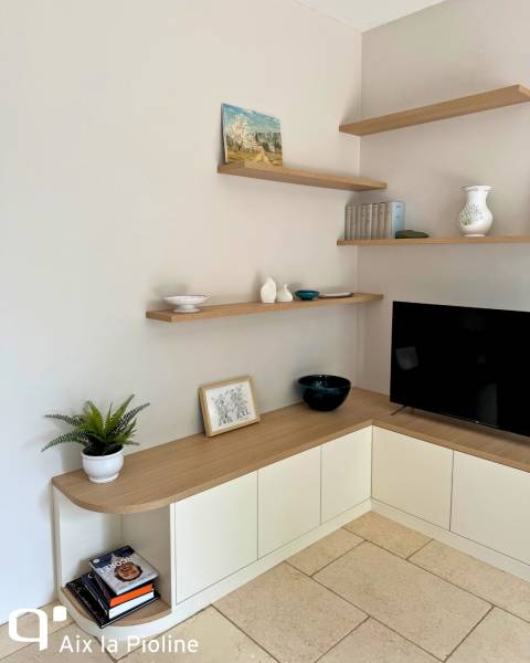 Meuble TV sur mesure en angle bois et blanc avec étagère murale à Aix en Provence