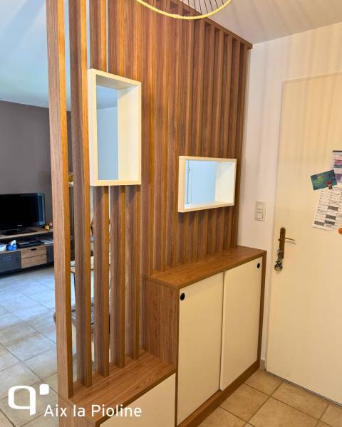 Entrée sur mesure claustra bois et blanc avec rangements bas et niches ouvertes à Aix en Provence